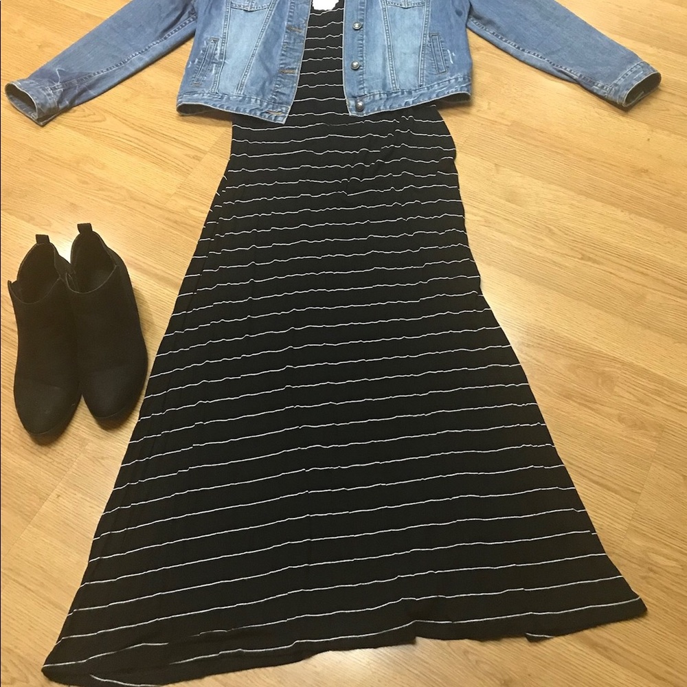 Beautiful black and white striped maxi dress🌺